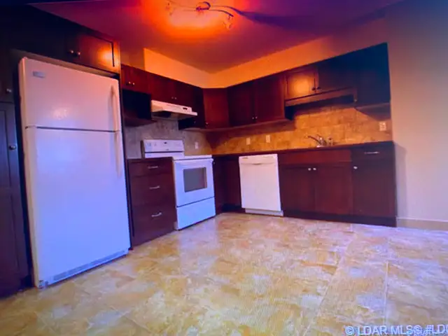 Pet friendly 2 bedroom apartment, own laundry close to downtoan - Photo 2