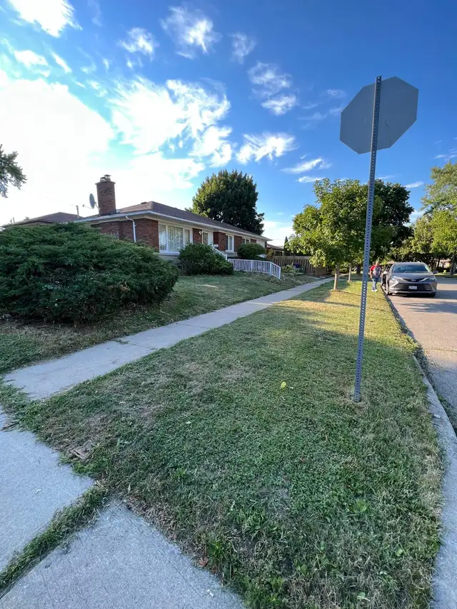 3 Bedroom House - Markham Rd & Lawrence E, Toronto - Photo 2