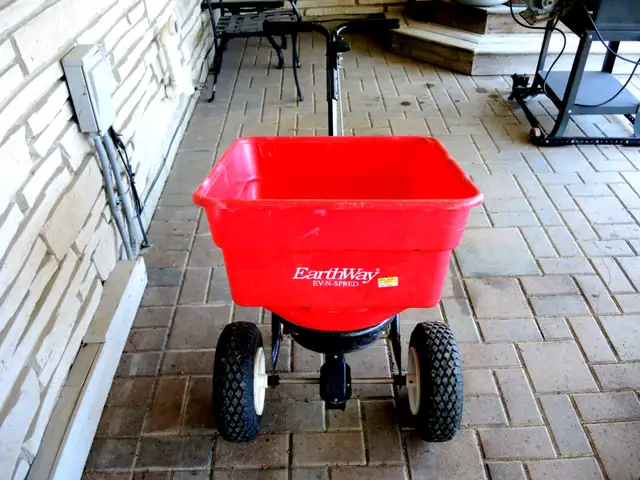 Earthway 100 LB Commercial Spreader - Photo 3