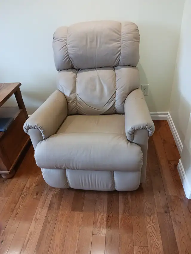 Power Leather Lazyboy Recliner