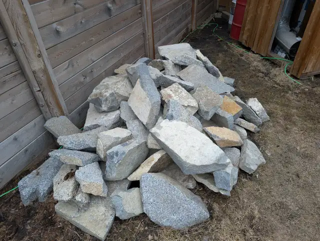 2 piles of salt and pepper granite - Photo 2