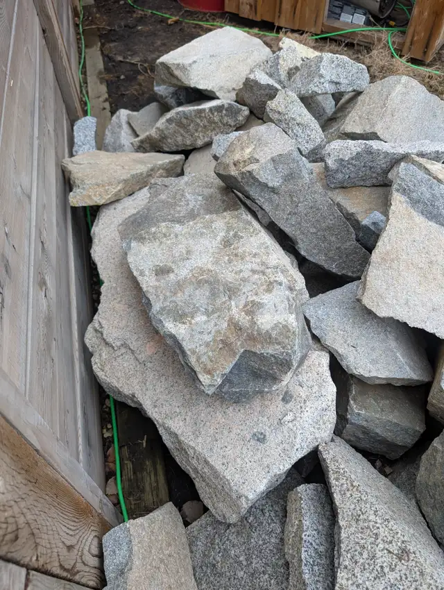 2 piles of salt and pepper granite - Photo 5