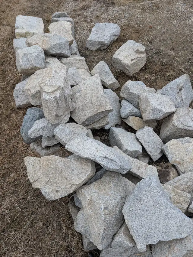 2 piles of salt and pepper granite - Photo 10