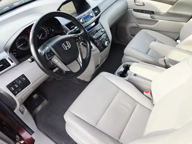 2012 Honda Odyssey Touring Clean Carfax Leather Navi 8 Passenger - Photo 8