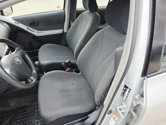 2010 Toyota Yaris Manual Remote Starter AC - Photo 7