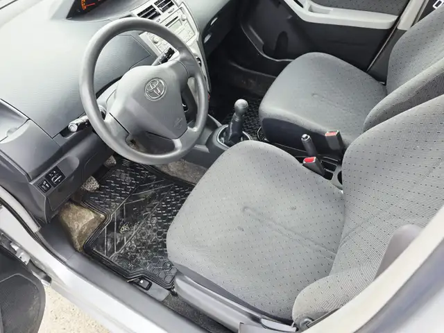 2010 Toyota Yaris Manual Remote Starter AC - Photo 8