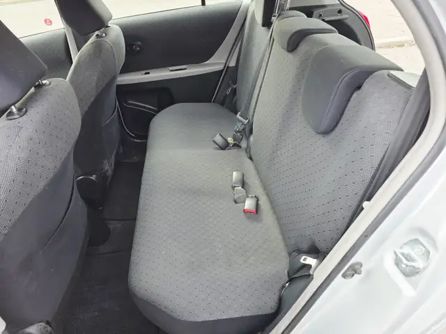 2010 Toyota Yaris Manual Remote Starter AC - Photo 9