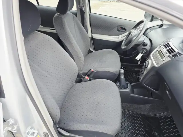 2010 Toyota Yaris Manual Remote Starter AC - Photo 11
