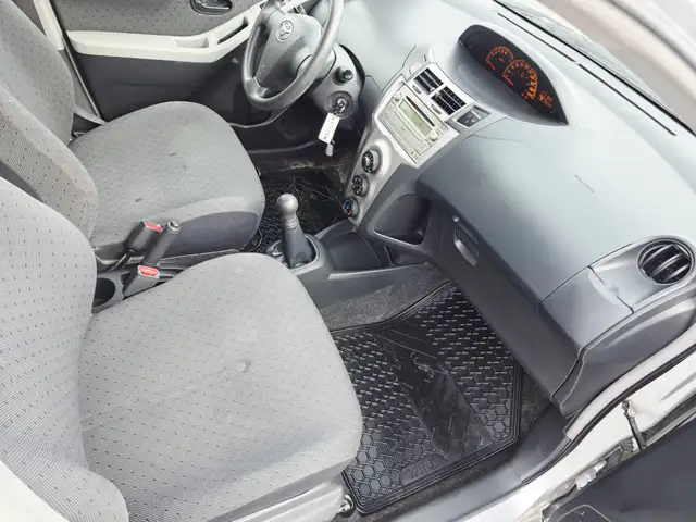 2010 Toyota Yaris Manual Remote Starter AC - Photo 12