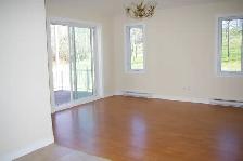 4 1/2 garage chauffé-1 er étage-peint-juin