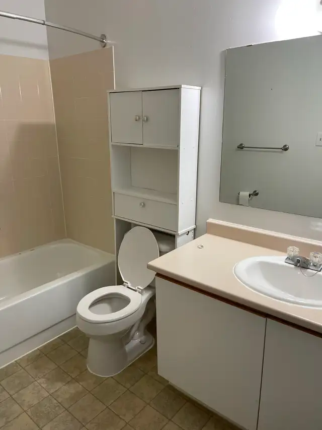 141 Dundas St W - Photo 2