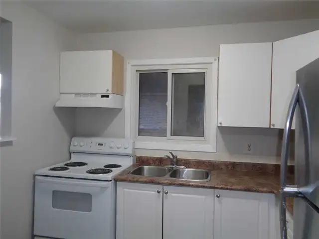 141 Dundas St W - Photo 3