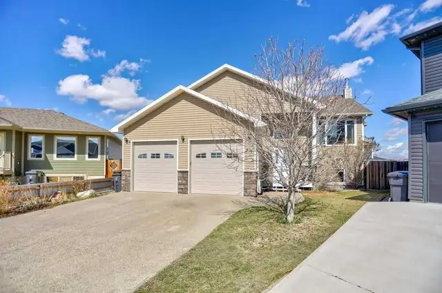 Coalhurst Home For Sale | 5 Bedroom