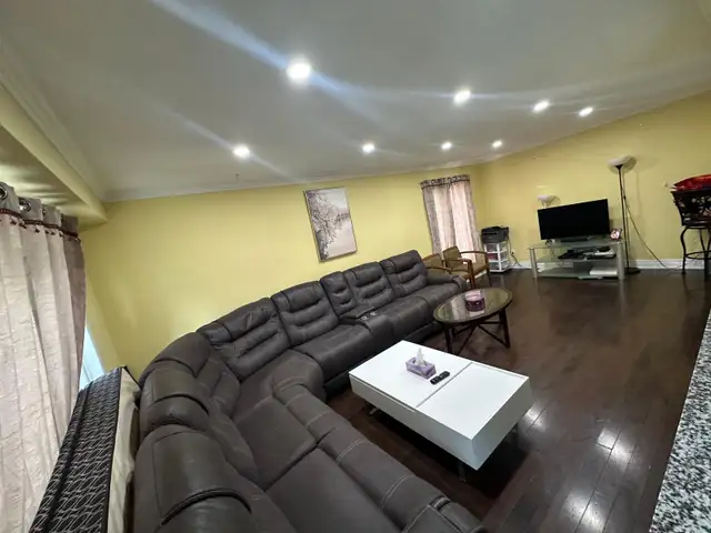 3 Bedrooms House Available, Rent, Brampton - Photo 2