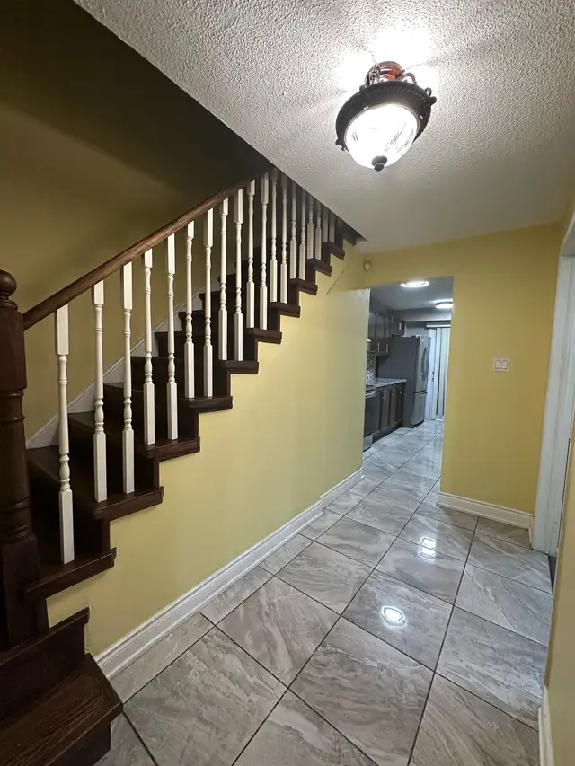 3 Bedrooms House Available, Rent, Brampton - Photo 5