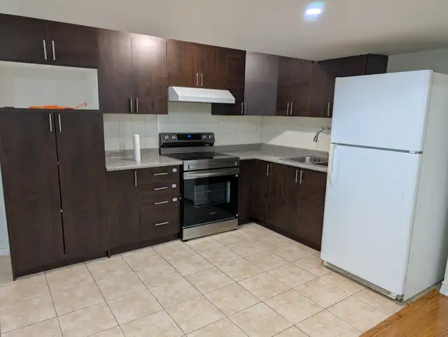 2 BR, LEGAL, LICENSED BASEMENT IN BRAMPTON - Photo 2