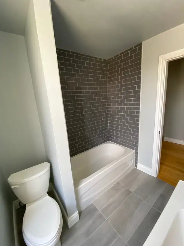 Modernized 2 Bedroom Apartment - Photo 3