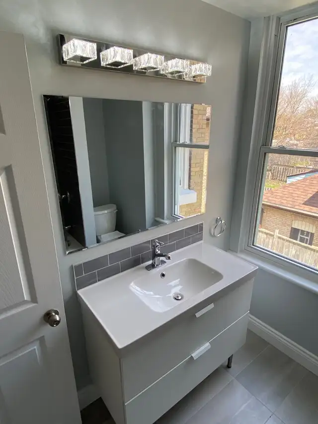 Modernized 2 Bedroom Apartment - Photo 4