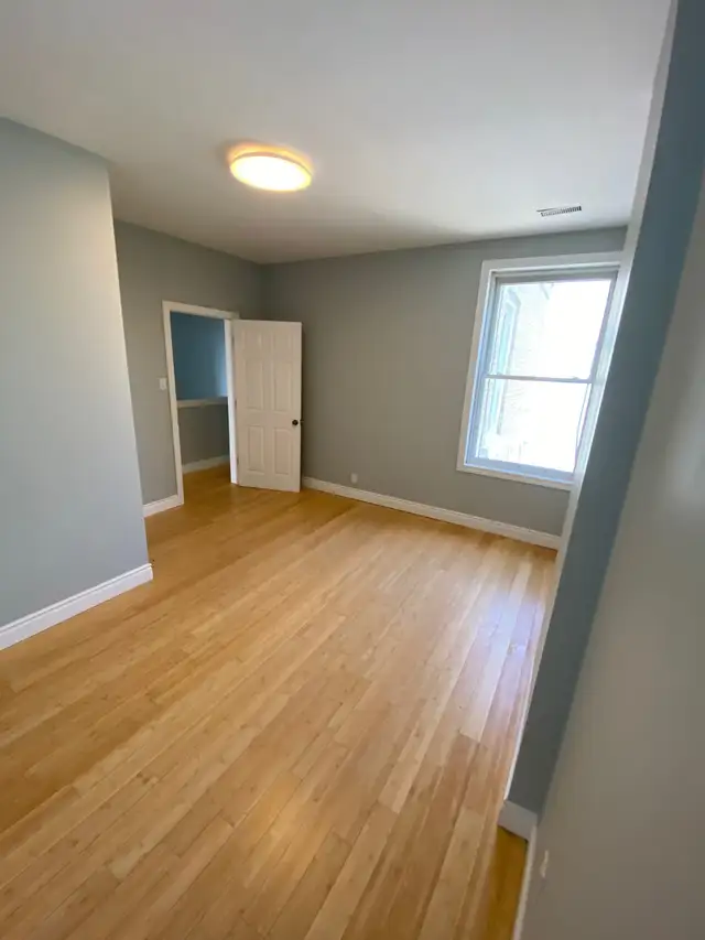 Modernized 2 Bedroom Apartment - Photo 5