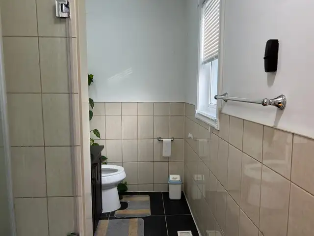 Scarborough house for rent (Main floor) - Photo 2