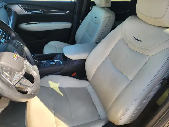 2024 Cadillac XT5 AWD Sport Local Trade, Navigation, Moonroof, H - Photo 3