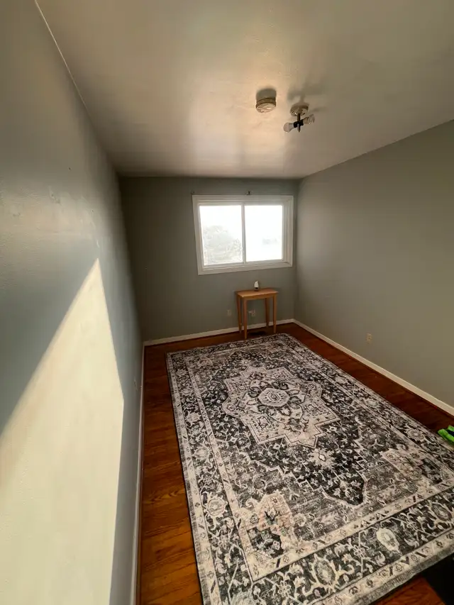 Bright room for rent in Mississauga house - Photo 2