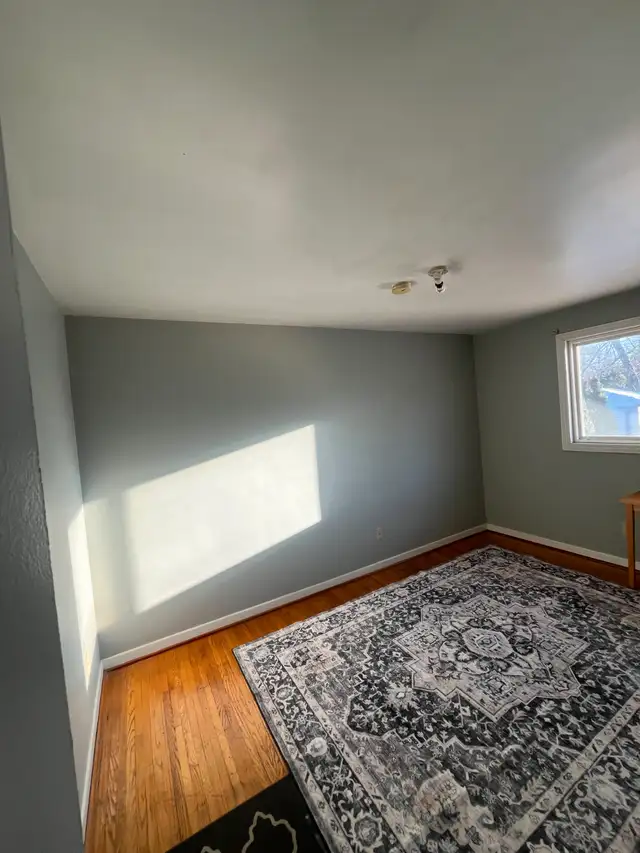 Bright room for rent in Mississauga house - Photo 3