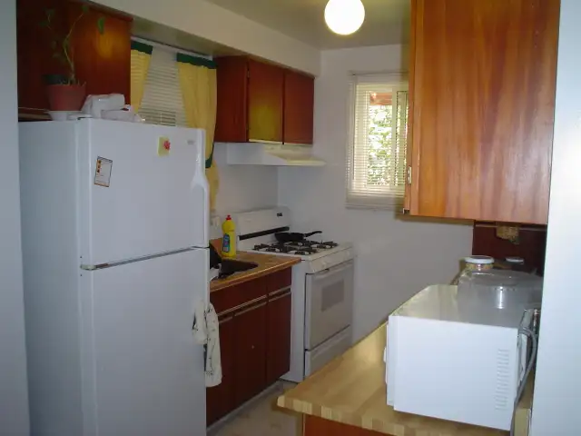 Bright room for rent in Mississauga house - Photo 4