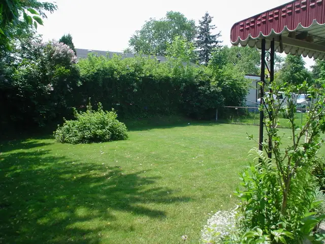 Bright room for rent in Mississauga house - Photo 7