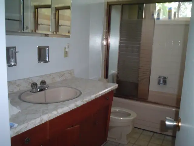 Bright room for rent in Mississauga house - Photo 8