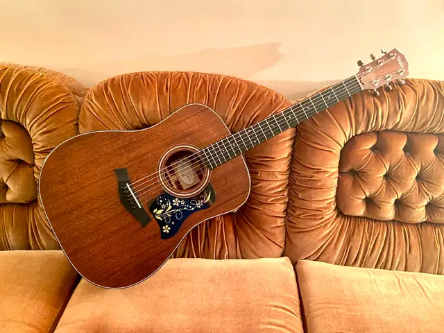 TAYLOR 320 All SOLID Mohagany Acoustic Guitar with CASE