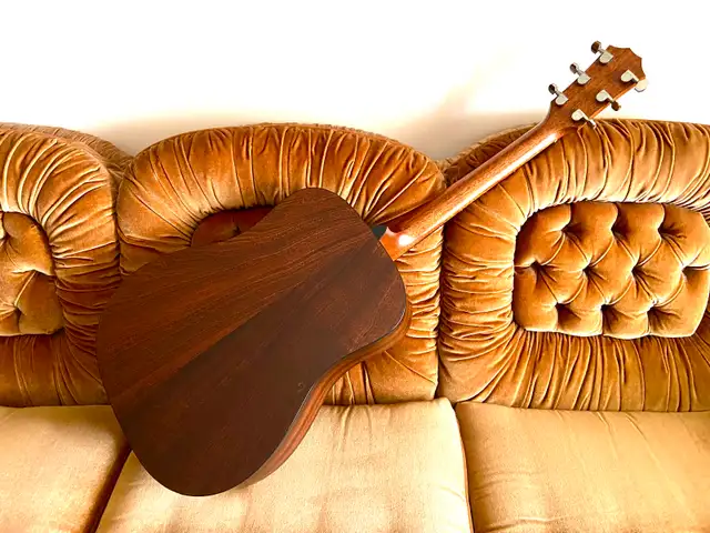 TAYLOR 320 All SOLID Mohagany Acoustic Guitar with CASE - Photo 3