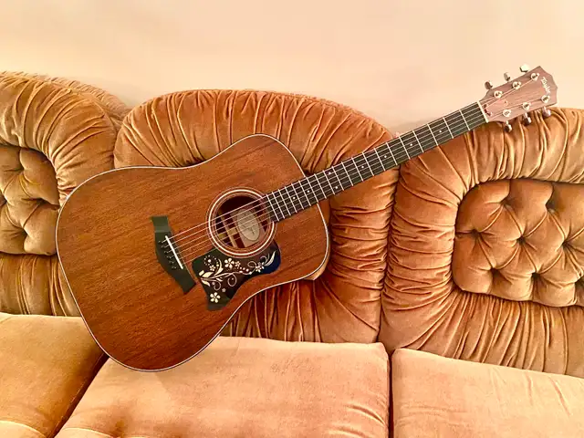 TAYLOR 320 All SOLID Mohagany Acoustic Guitar with CASE - Photo 7