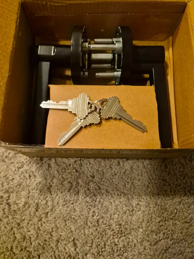 Three keys lhandle lock for sale - Photo 3