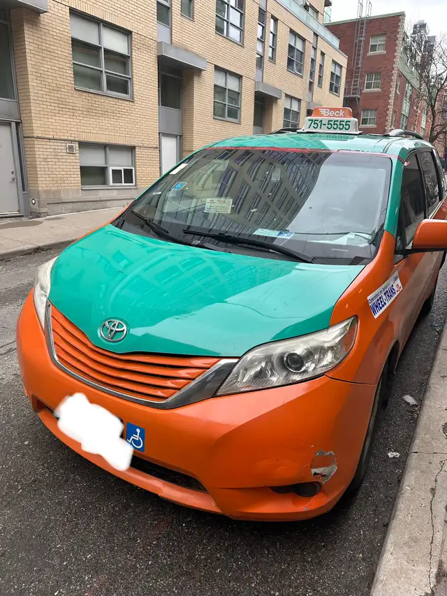 URGENT - 2015 Toyota Sienna Wheelchair Accessible Van - Photo 5