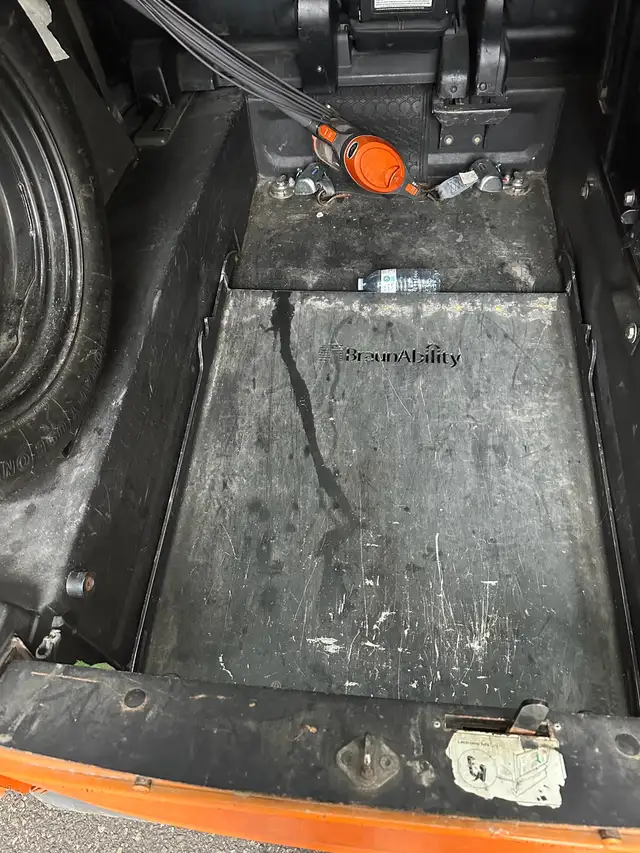 URGENT - 2015 Toyota Sienna Wheelchair Accessible Van - Photo 6
