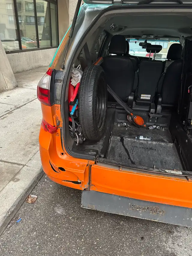 URGENT - 2015 Toyota Sienna Wheelchair Accessible Van - Photo 7