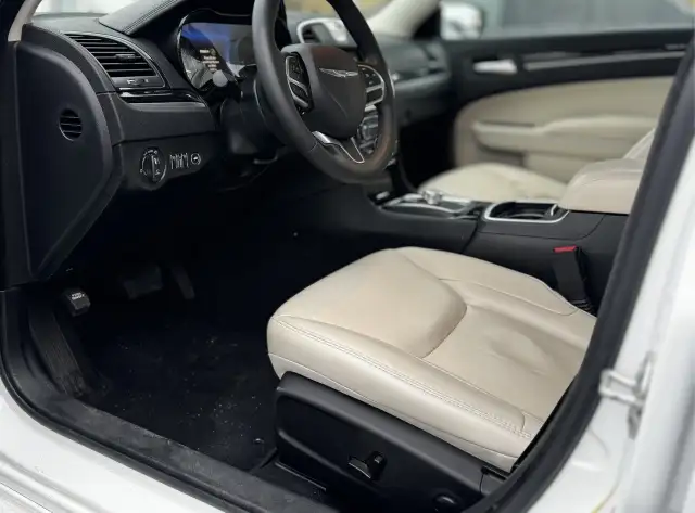 2023 CHRYSLER 300 - Photo 9