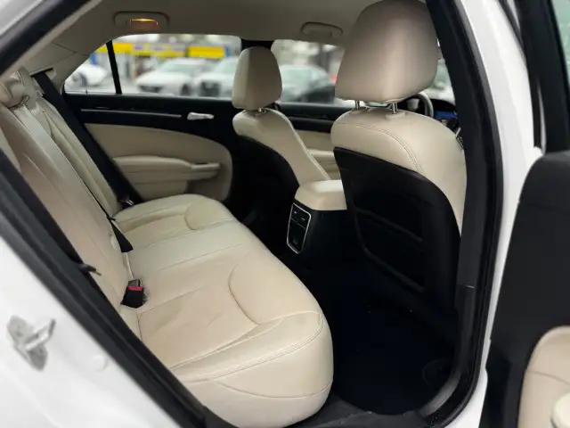 2023 CHRYSLER 300 - Photo 11