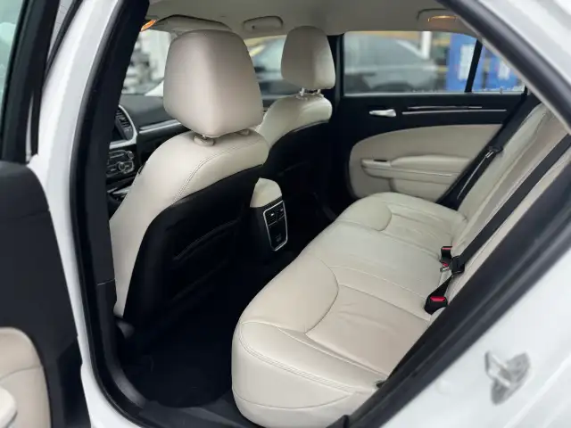 2023 CHRYSLER 300 - Photo 12