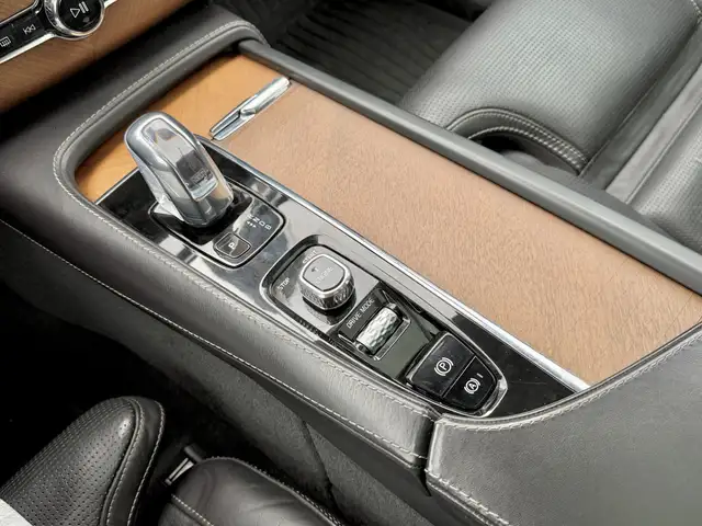 2016 Volvo XC 90 T8 Inscription eAWD (Plug in Hybrid) | 1 Owner - Photo 17