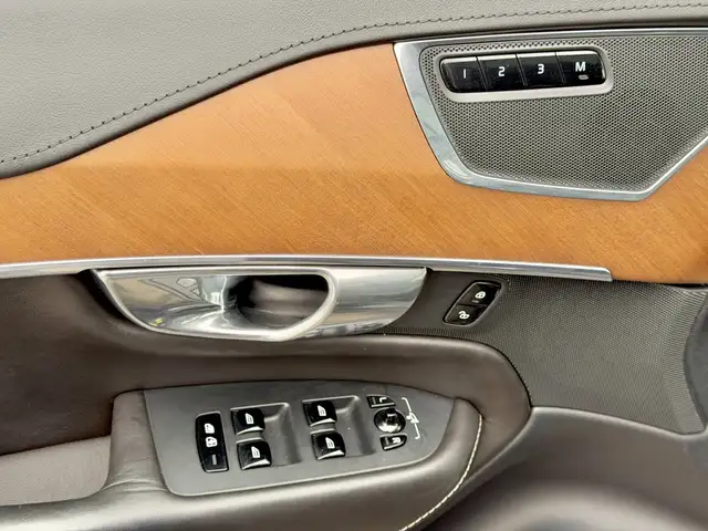 2016 Volvo XC 90 T8 Inscription eAWD (Plug in Hybrid) | 1 Owner - Photo 20