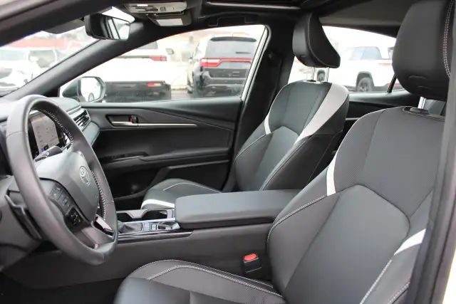 2025 Toyota Camry SE - Photo 8