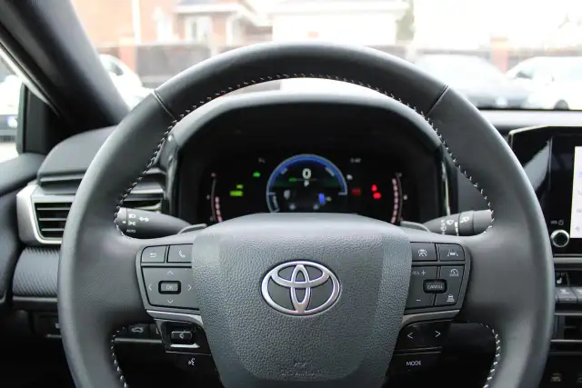 2025 Toyota Camry SE - Photo 10