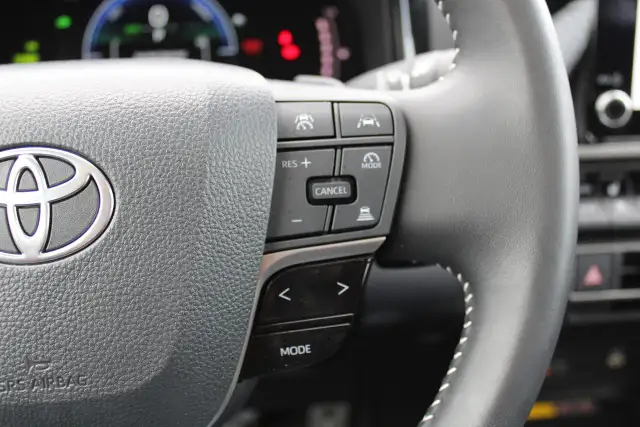 2025 Toyota Camry SE - Photo 11