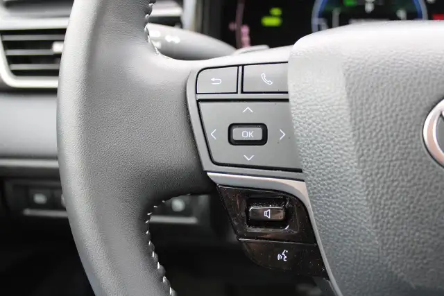 2025 Toyota Camry SE - Photo 12