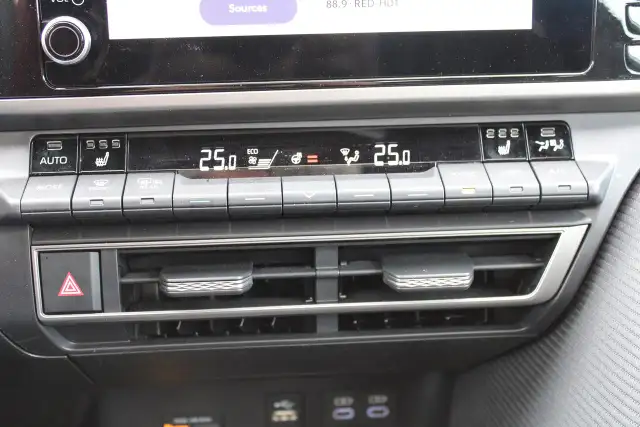 2025 Toyota Camry SE - Photo 16