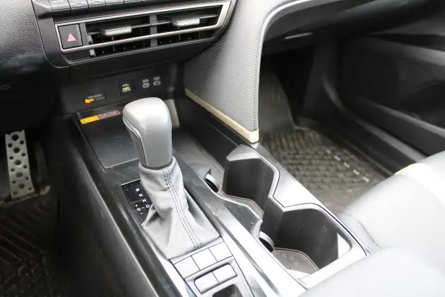 2025 Toyota Camry SE - Photo 17