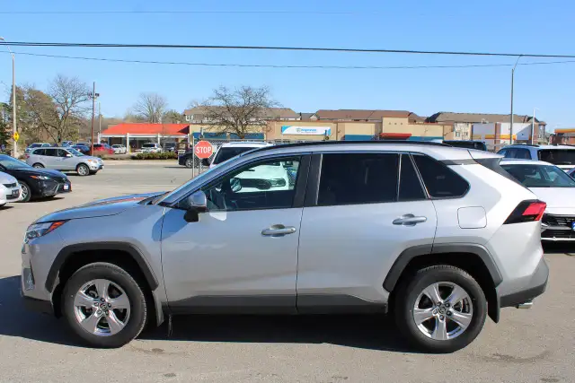 2025 Toyota RAV4 XLE - Photo 4