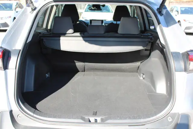 2025 Toyota RAV4 XLE - Photo 8